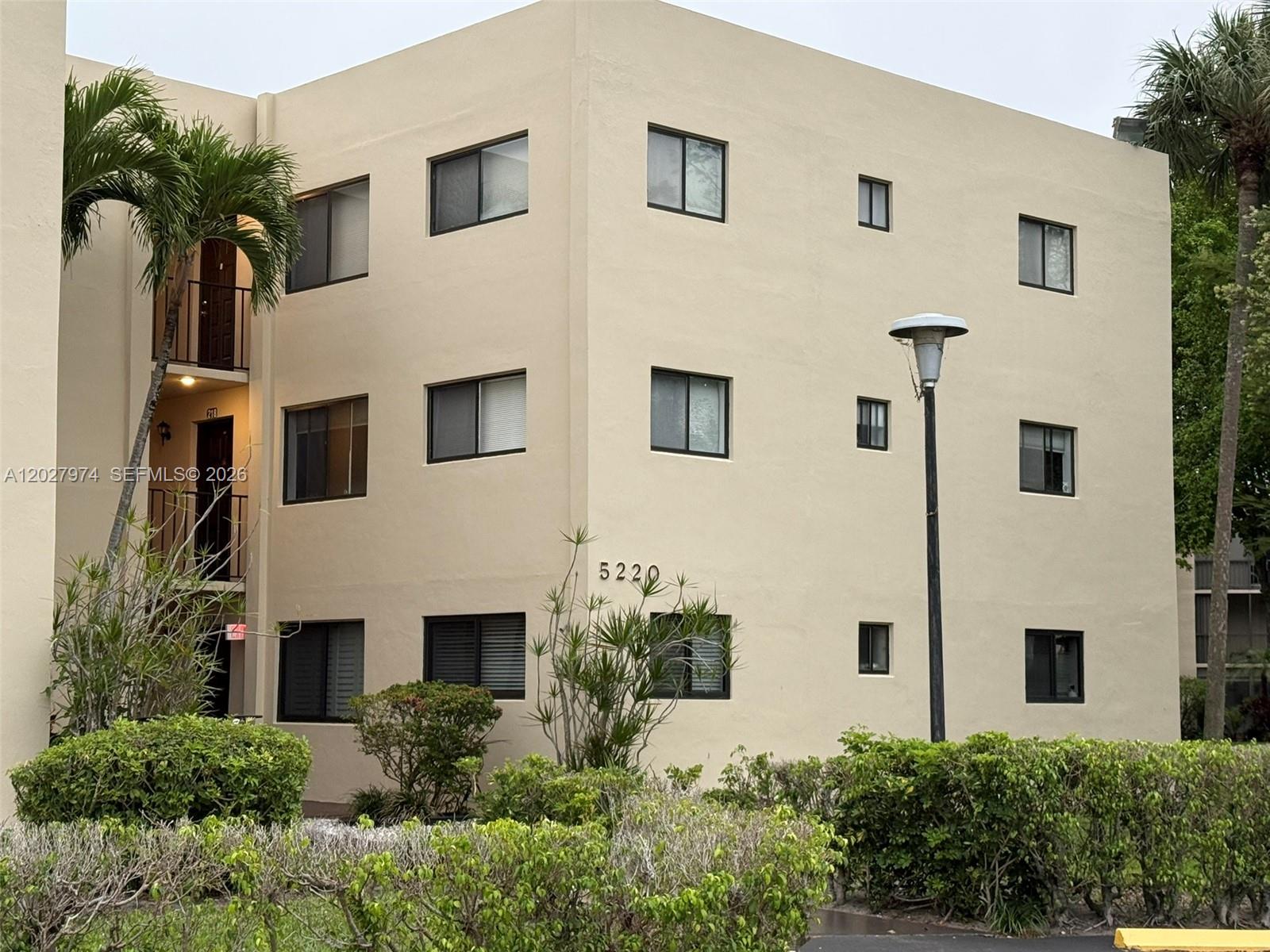 5220 Las Verdes Cir 114