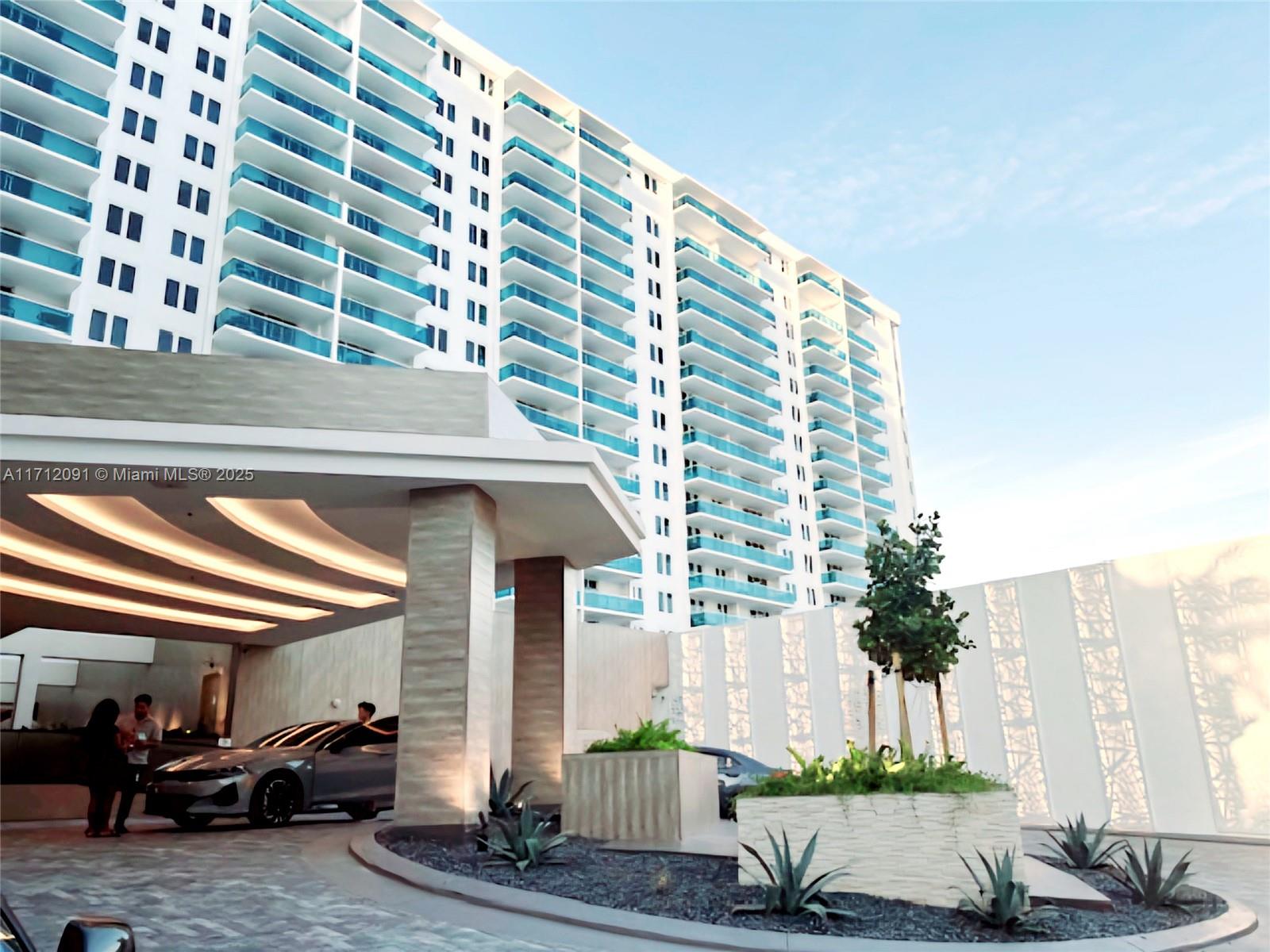 BEAUTIFUL STUDIO/1 BEDROOM COVERTED, STUNNING RENOVATION AT OCEAN FRONT RONEY PALACE. SHARES AMMENITIES WITH THE 5-STAR 1 HOTEL. SECURITY 24/7. 30-DAY RENTALS ALLOWED. ONE VALET PARKING INCLUDED. WASHER/DRYER IN THE UNT.
VACANT, EASY TO SHOW,