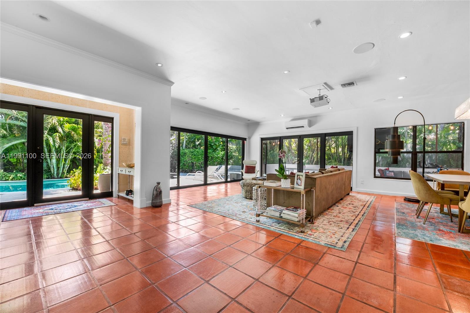 PINECREST MANOR 1ST ADDN - Residential