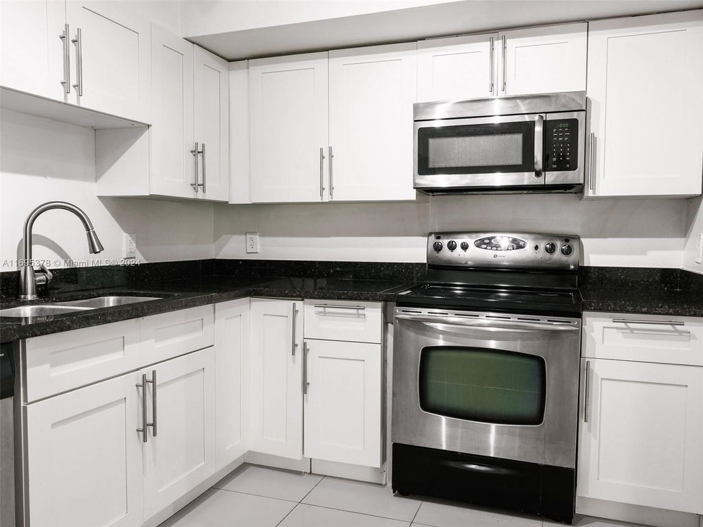 Photo of 919 Hillcrest Dr #415, Hollywood, FL 33021 (MLS # A11695378)