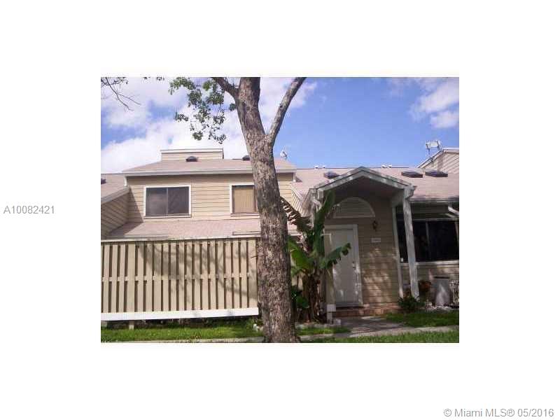 A/C 1 Year New with 10 years of warranty. Enjoy the lake view and tranquility of your new home at Players place. This 2 Bedrooms/2 baths townhome is waiting for your arrival. Master suite with walk in closet. Open, spacious home. Fenced private courtyard. Don't miss out on this great value. The amenities include a beautiful pool and tennis.