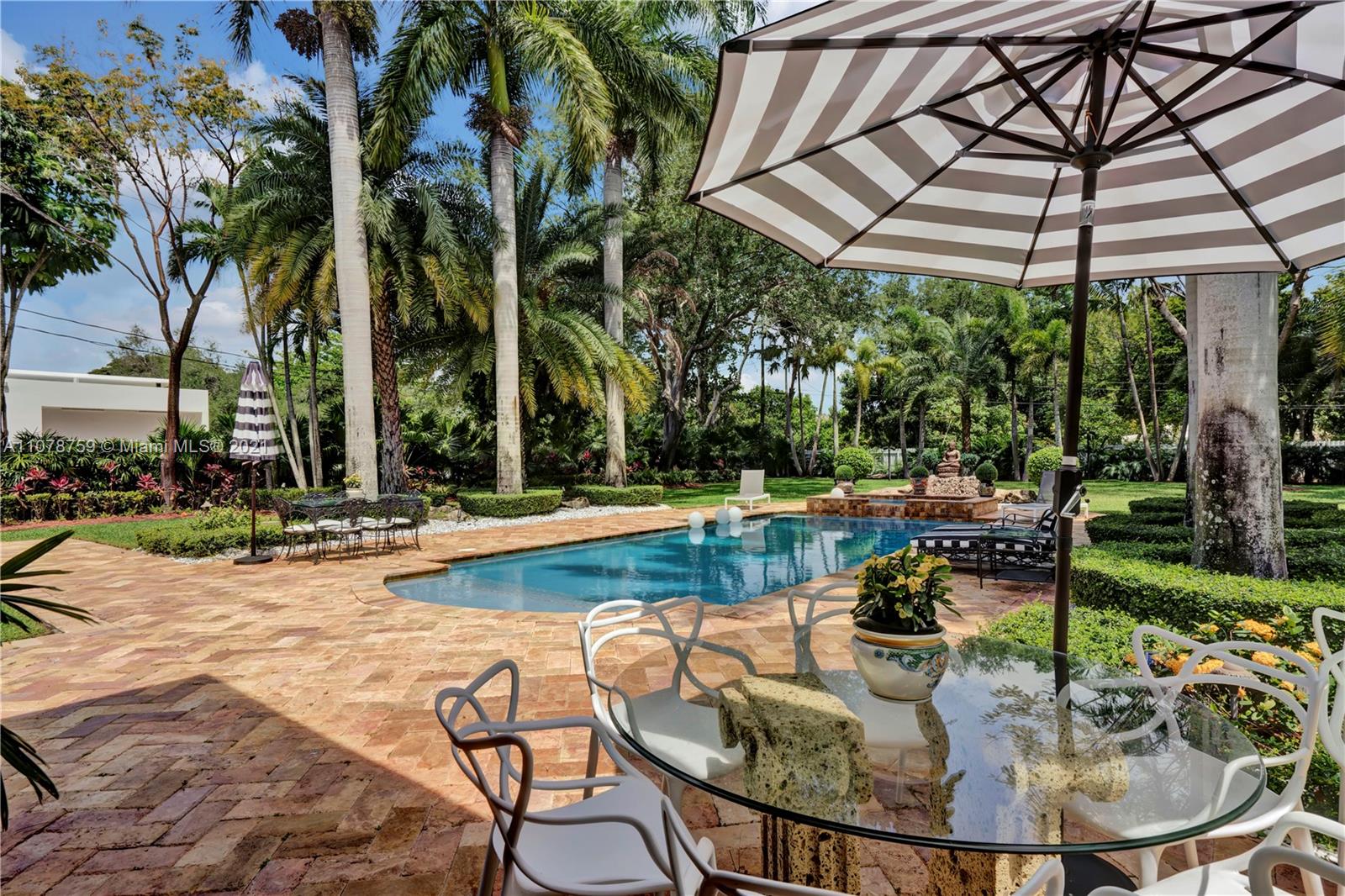 HOLIDAY ESTS - Residential