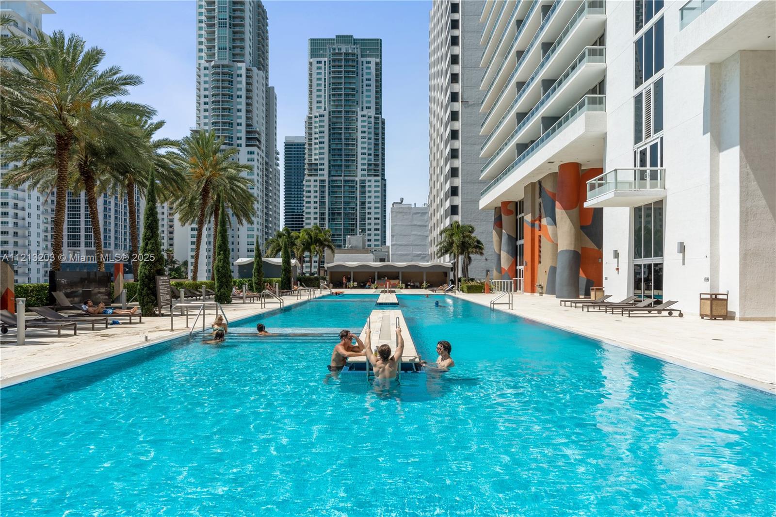 Stay in the very HEART of Miami in a luxury building overlooking Bayfront Park and the Miami Bay! The building has a spa, pool, hot tub, Pilates reformer studio, gym, paid valet parking and so much more. Stay in luxury and in the most central location of Miami - our times square on the water. Miami Heat, ULTRA, Museums, The metro mover etc. are steps away. Dine out, Relax, Enjoy the nightlife or the beach and pool - there is something for everyone here.
Monthly rentals welcome as well as 6-12 month leases.
