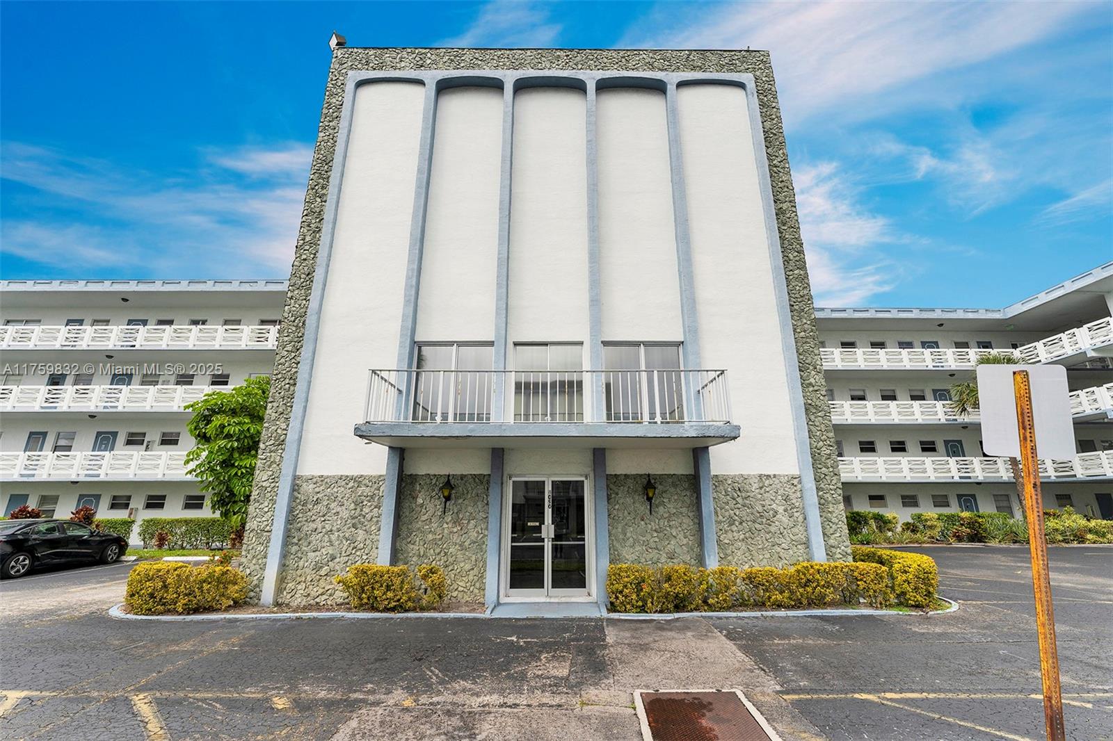 4090 Nw 42nd Ave 209, Lauderdale Lakes, Broward County, Florida - 2 Bedrooms  
2 Bathrooms - 