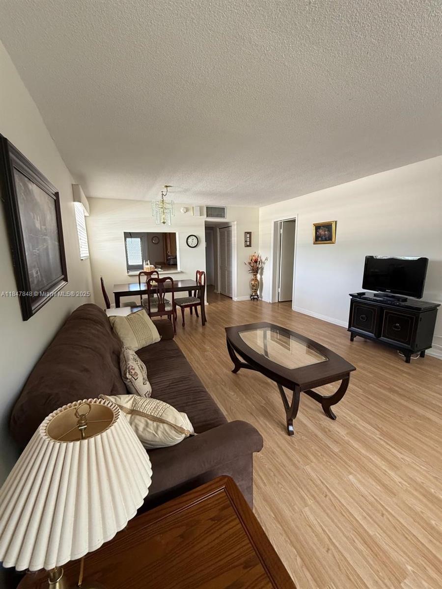 KINGS PARK GARDEN APTS CO - Residential Lease