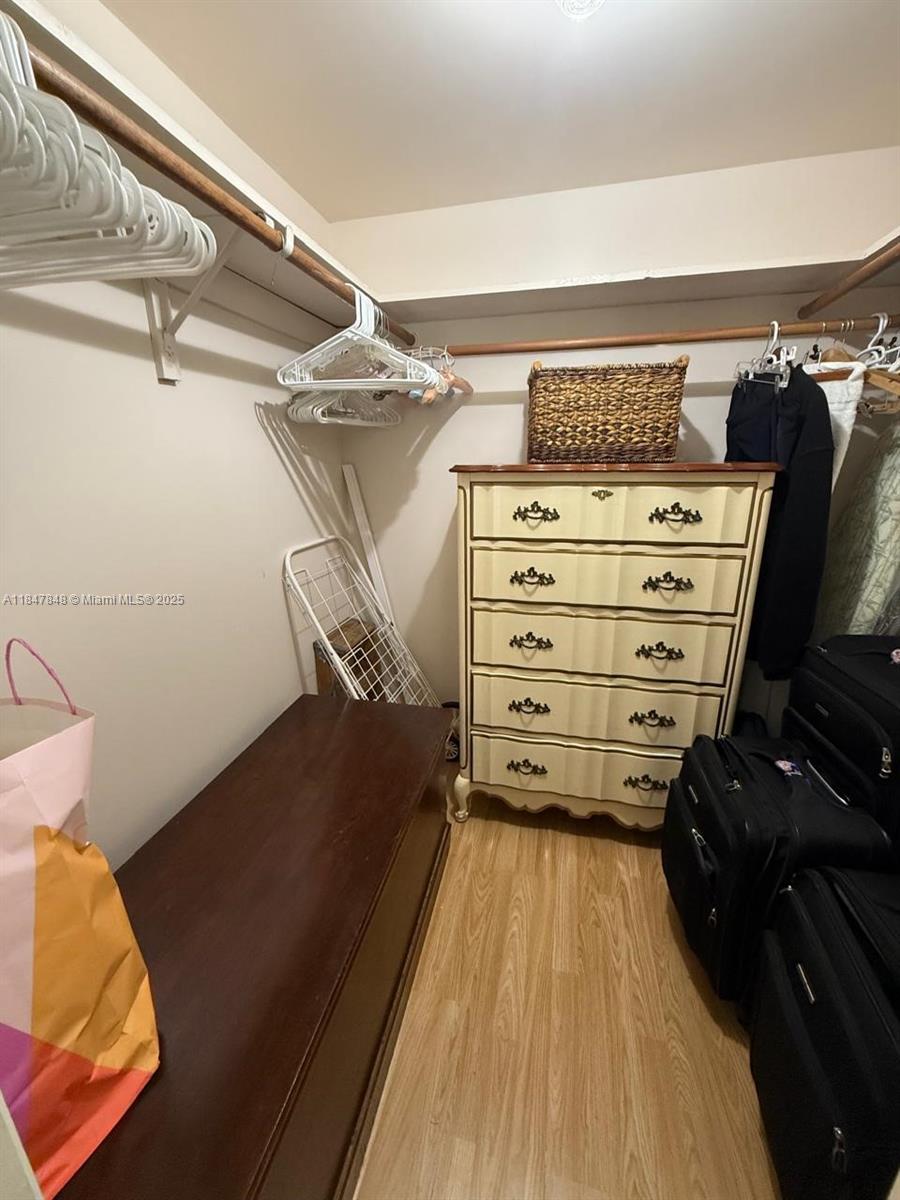 KINGS PARK GARDEN APTS CO - Residential Lease