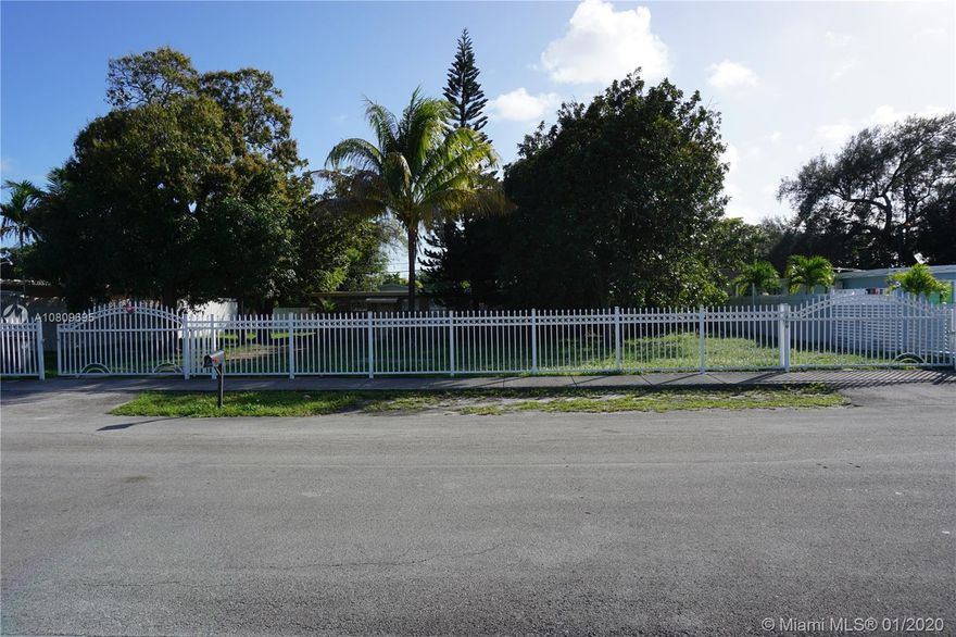 Very cosy, 3 Bedrooms 2 Bath home, sitting on TWO LOTS totaling over 10,000 Sq. Ft of land ! This property has been recently renovated and features a beautiful new kitchen. A must see !