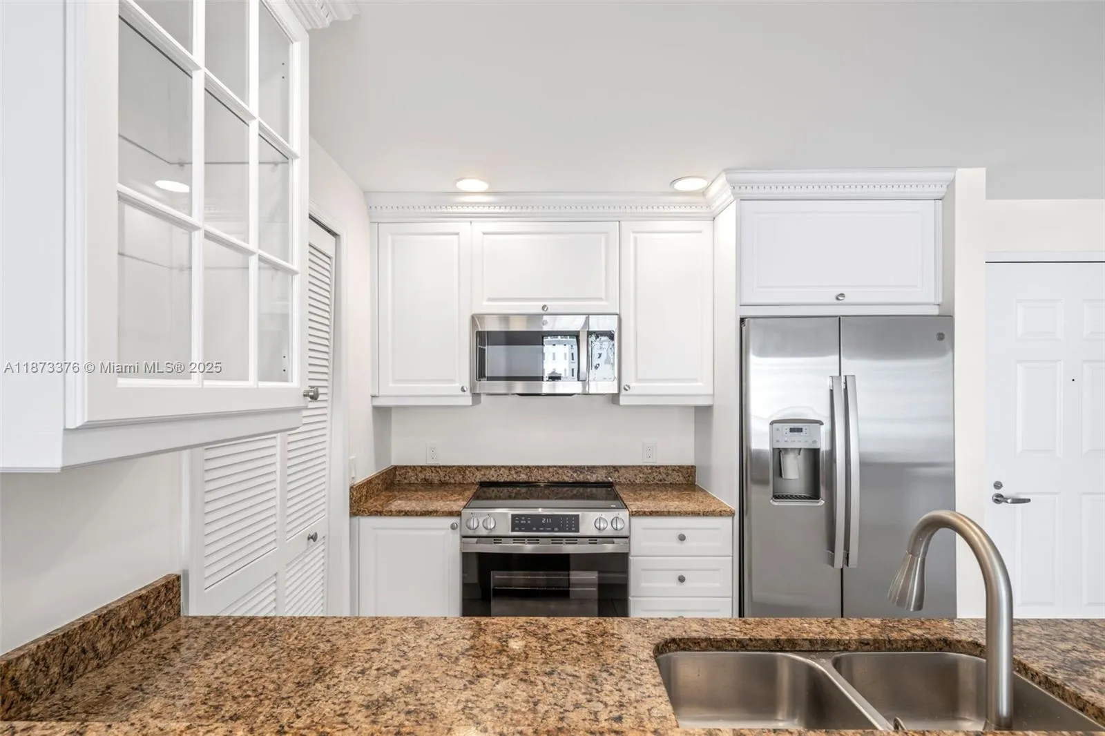 Coral Gables, Florida 33134, United States, 2 Bedrooms Bedrooms, ,3 BathroomsBathrooms,Residential,Active,204463