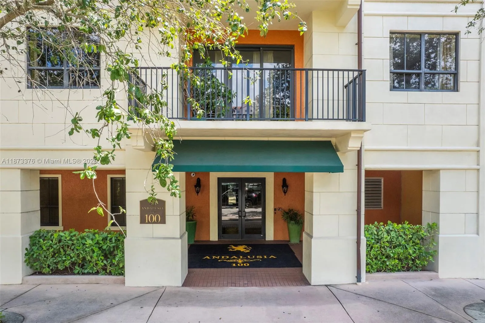 Coral Gables, Florida 33134, United States, 2 Bedrooms Bedrooms, ,3 BathroomsBathrooms,Residential,Active,204463