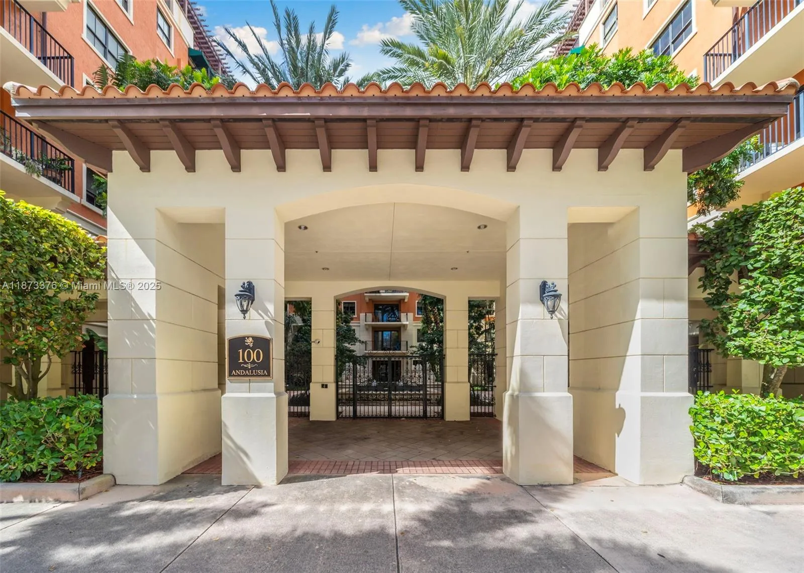 Coral Gables, Florida 33134, United States, 2 Bedrooms Bedrooms, ,3 BathroomsBathrooms,Residential,Active,204463