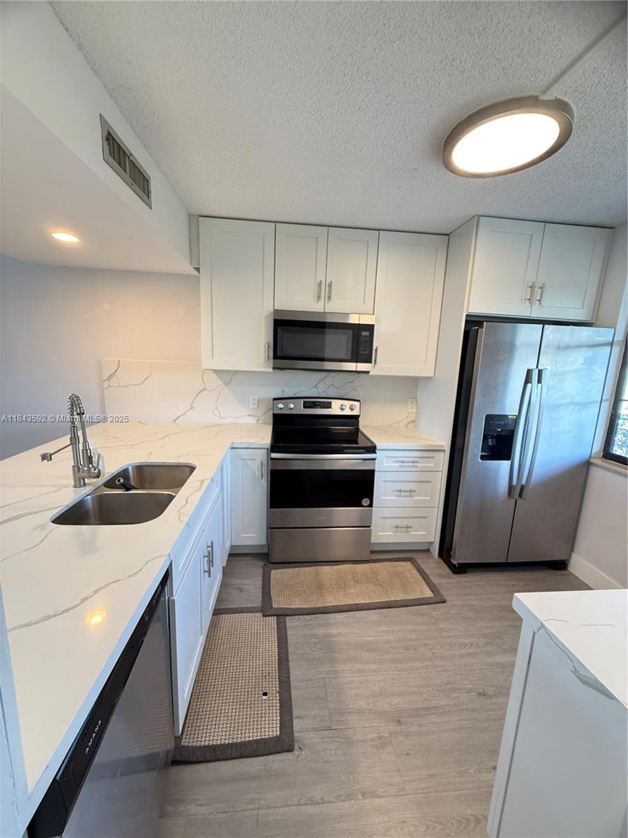 Discover your dream home!This spacious 2-beds, 2-baths apartment features a versatile den—perfect as an extra bedroom or your private home office. Enjoy an open-concept kitchen, large laundry room with in-unit washer & dryer, and bright, spacious living areas designed for comfort.Located in a vibrant community with a full clubhouse, top-notch amenities, restaurants, and some of the best schools just minutes away. Walk to Publix, shopping centers, and more! Convenience and lifestyle in one perfect location.