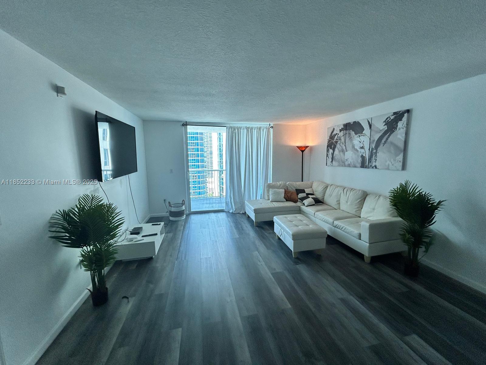 1200 Brickell Bay Dr 3520