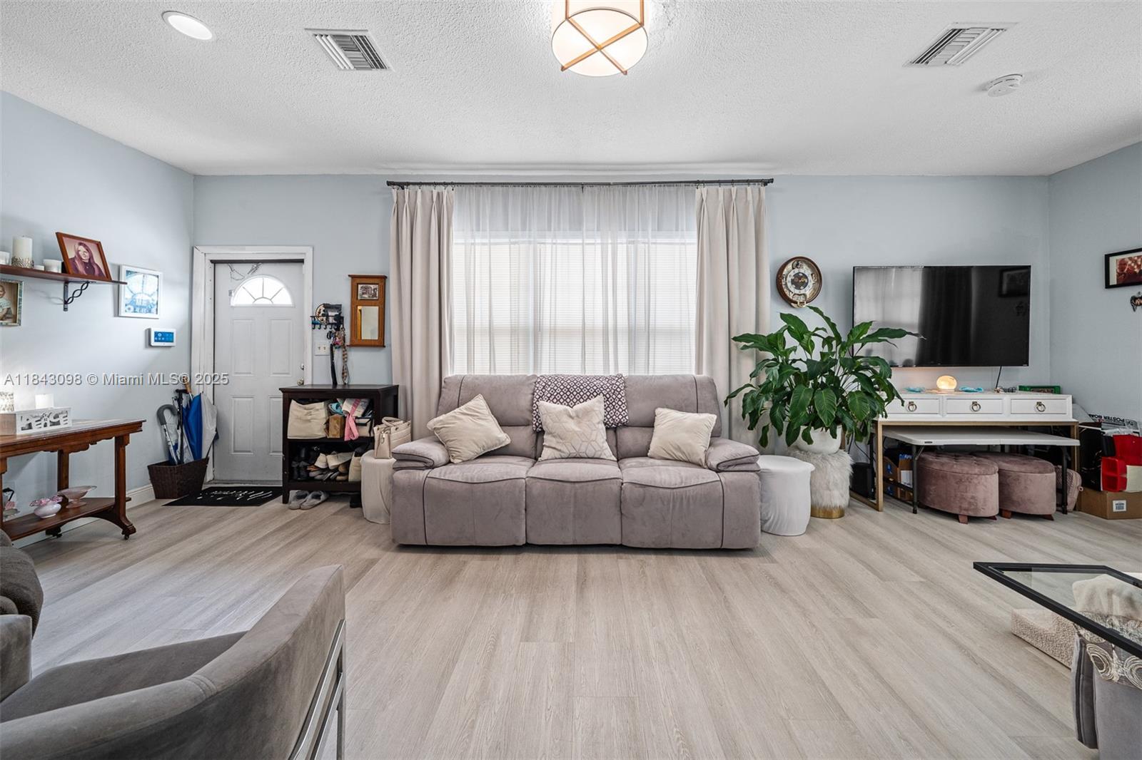 Come enjoy this spacious 3-bedroom, 2-bathroom home in West Park! The open-concept layout seamlessly connects the living room, kitchen, dining area, and den—perfect for both everyday living and entertaining. The kitchen is a chef’s dream, featuring an oversized island, gas stove, and plenty of storage. Plus, there’s a separate laundry room with even more storage space. This home even comes with a true master bedroom equipped with a walk in closet & bathroom. With the rooms separated, you can enjoy more privacy.