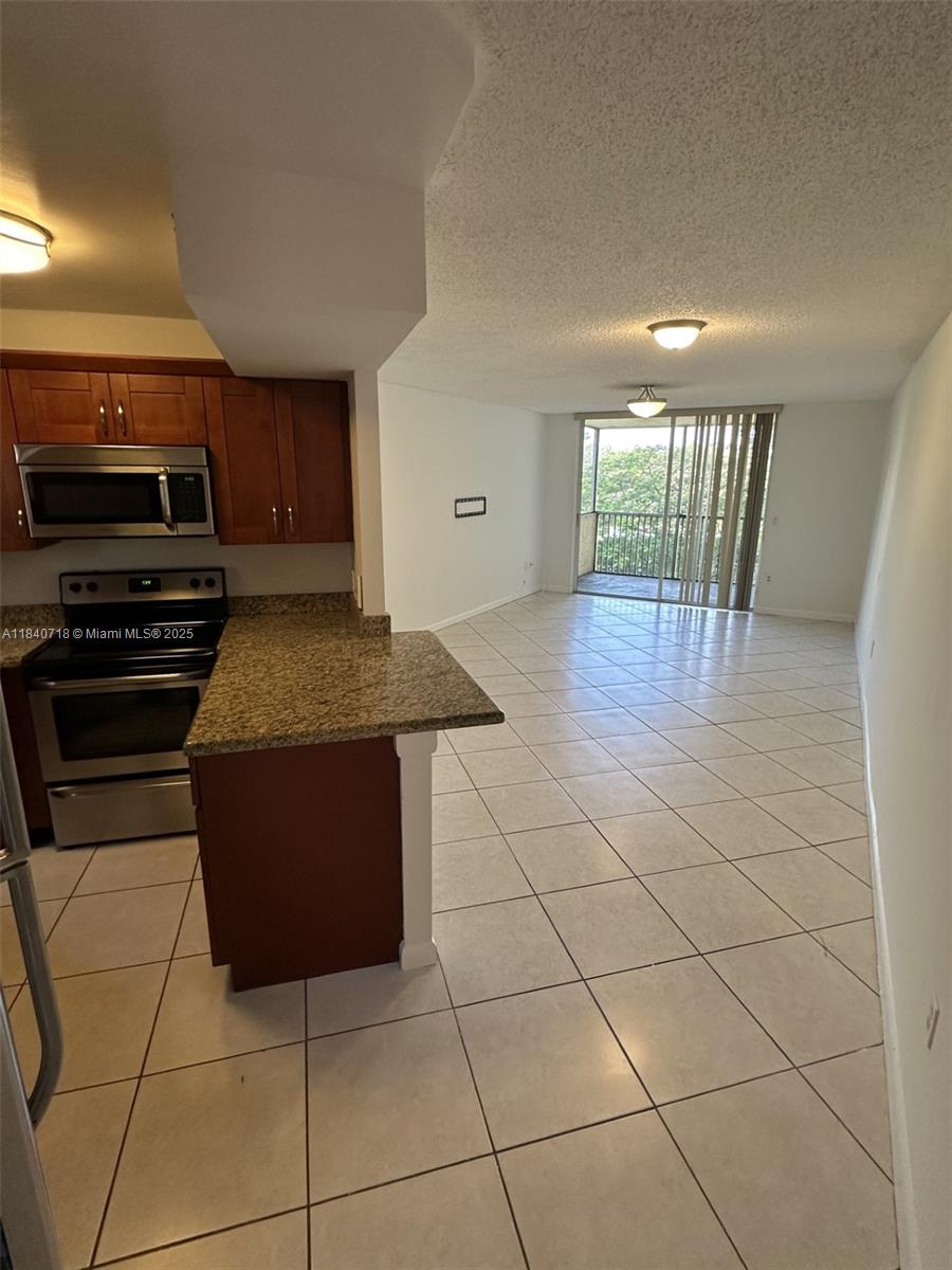 Beautiful, Luminous and very spacious 1bed/1bath at Las Vistas Dora. Washer and Dryer. Convenient location next to Downtown Doral, Community Pool, Tennis court.