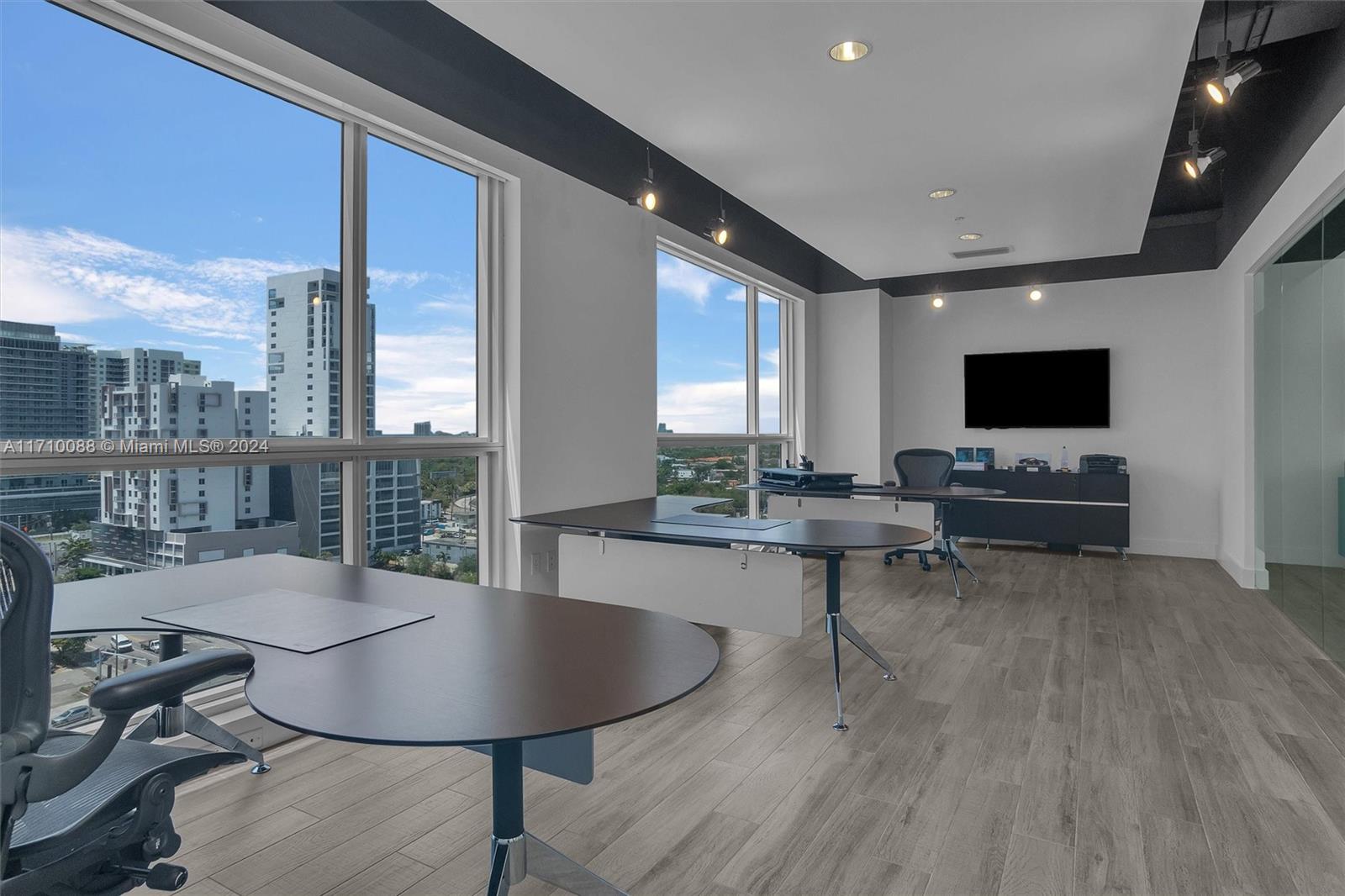 Incredible Professional Office with high end finishes blocks from Brickell City Center.
The office has a built out kitchenette inside the unit, remote controlled window shades, glass conference room, open office space and furniture that can be included.
The spaces has an extraordinary view of Brickell facing south. 1 Parking spaces included.