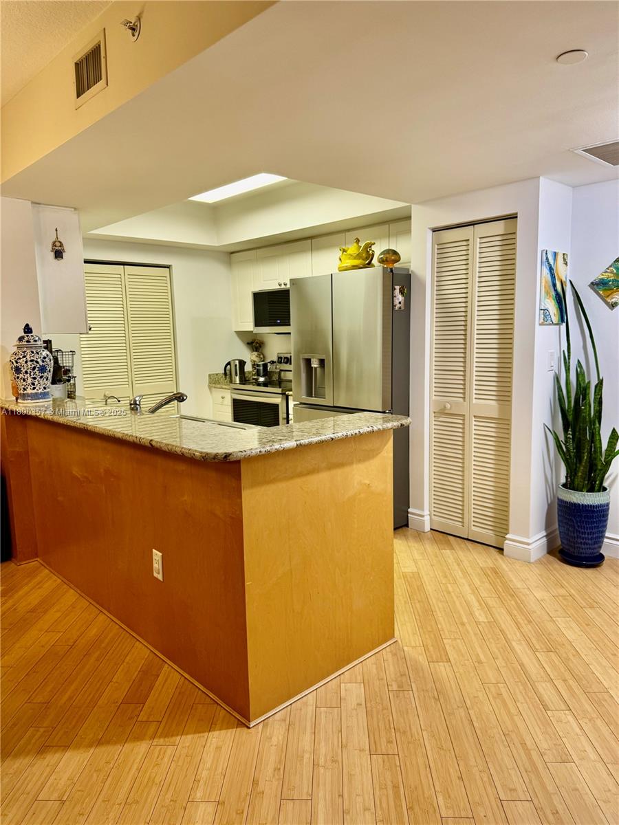 TURNBERRY ON THE GREEN CO - Residential Lease