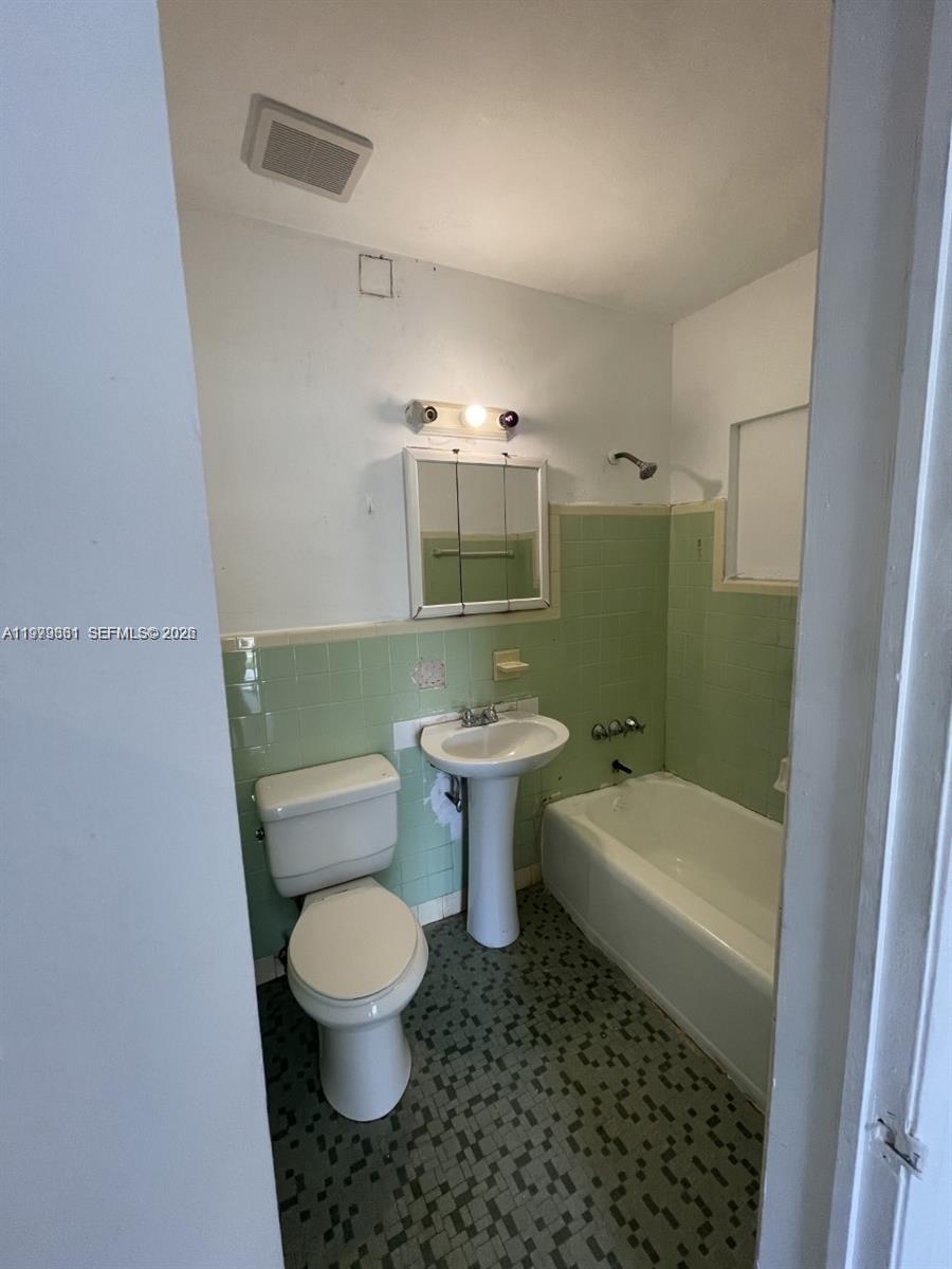 ARCH CREEKS ESTATES - Residential Lease