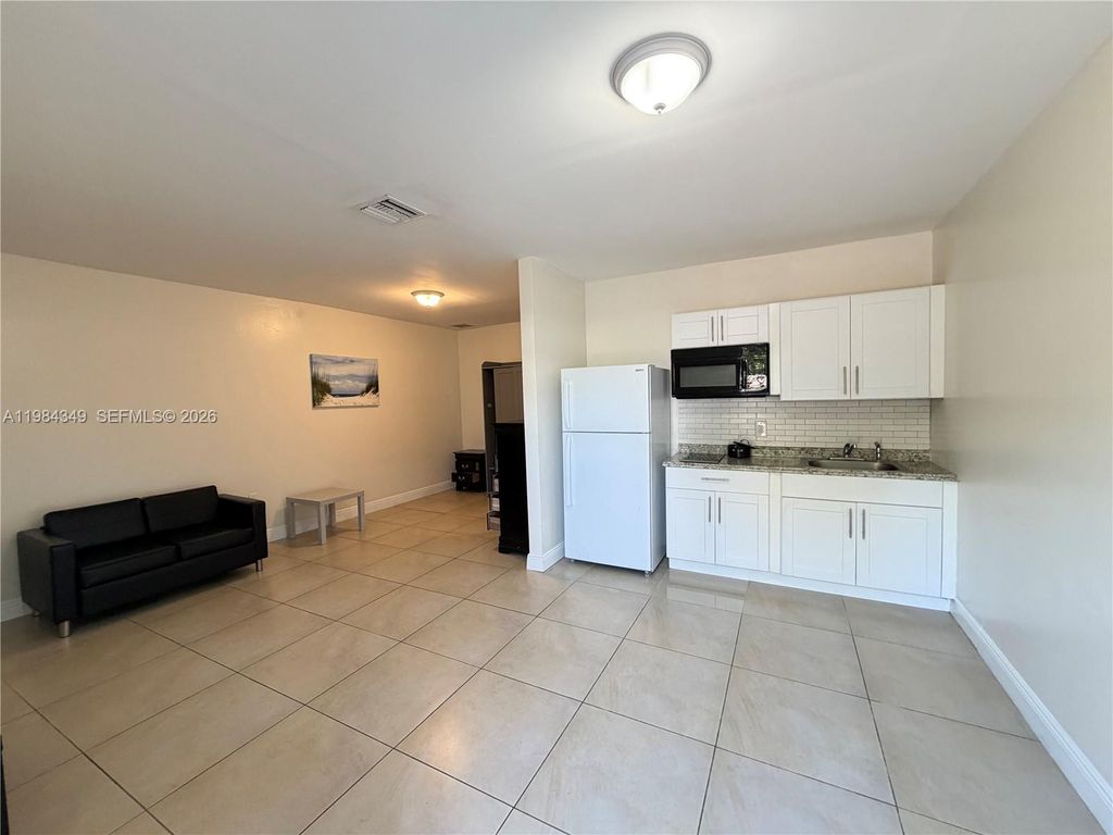 Photo of 808 NW 19th St #D, Fort Lauderdale, FL 33311 (MLS # A11984349)