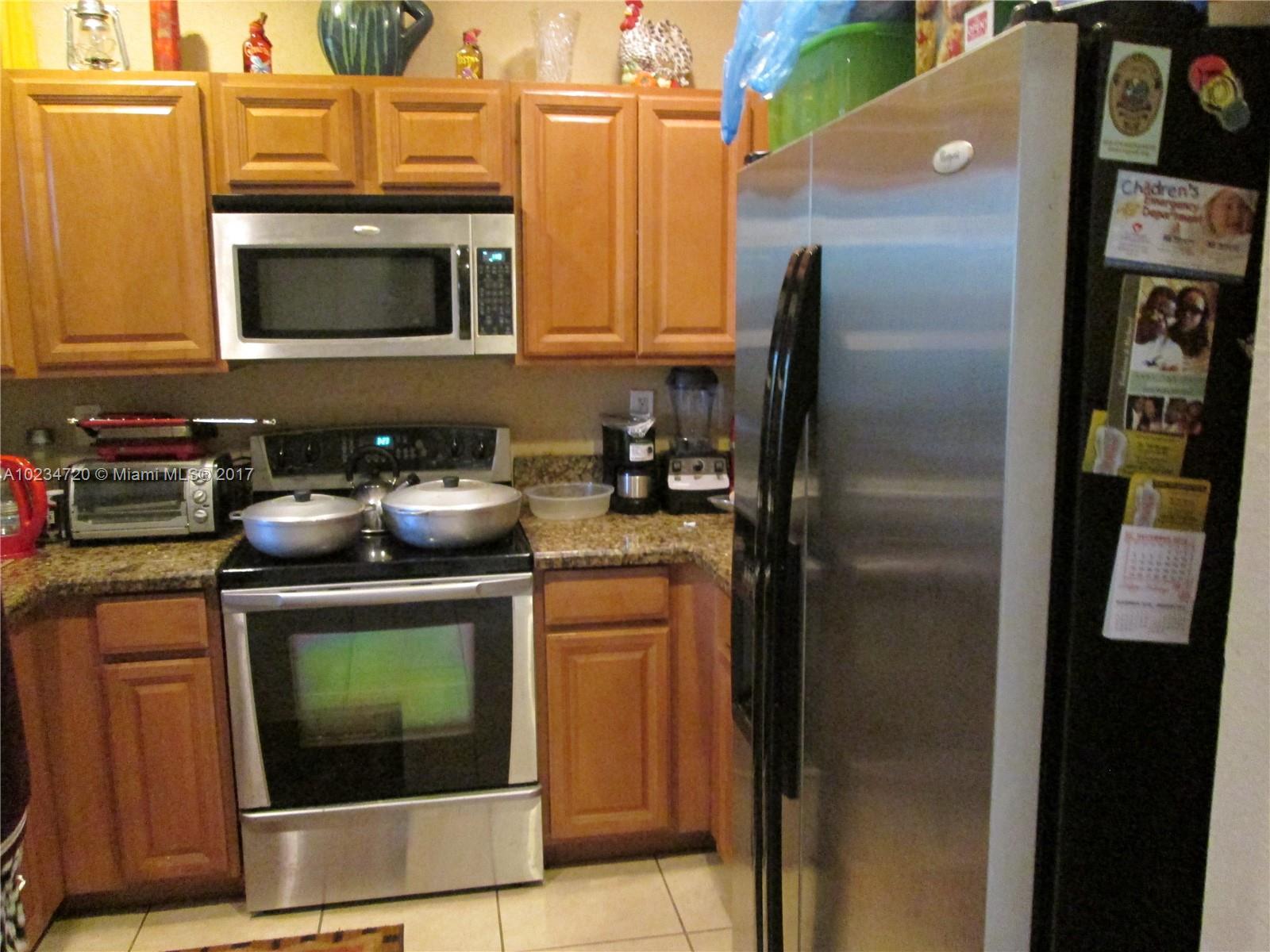 SPACIOUS TOWNHOME IN QUIET, GATED COMMUNITY. BUILT IN '06. CONVENIENT LOCATION CLOSE TO TURNPKIKE, HWY 441 AND UNIVERSITY DRIVE. NICE AMENITIES.