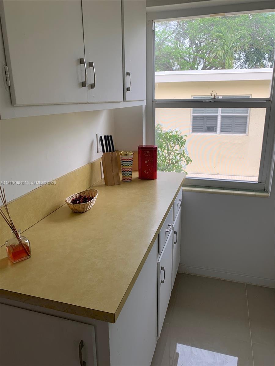 SHORES PLAZA EAST CONDO - Residential