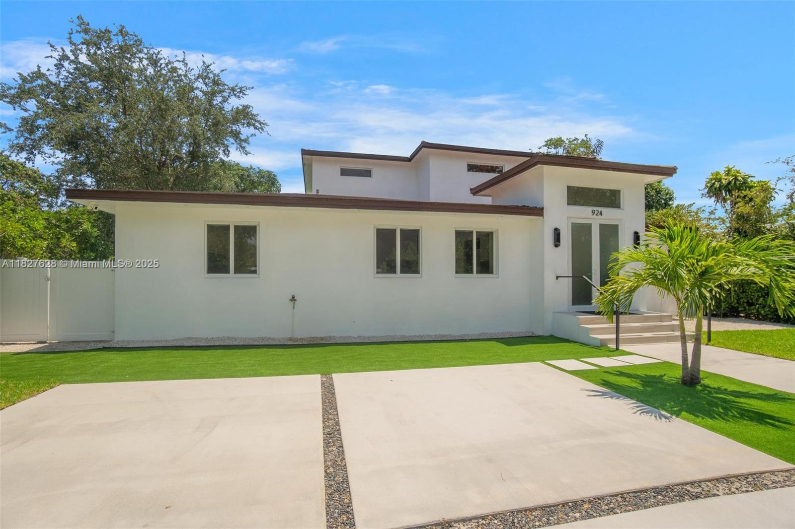 Weekly Listing – Biscayne Park Luxury Retreat
Escape to this serene 4BD/3.5BA modern home in the heart of Biscayne Park! Nearly 3,000 sqft of elegant living space with soaring ceilings, a chef’s kitchen, and lush private outdoor areas with a heated pool and BBQ. Perfect for families or groups of up to 7 guests looking for a comfortable stay in Miami. Enjoy easy access to nearby parks, shopping, and restaurants—offering the ideal blend of convenience and relaxation. Weekly rates available. Free rental car included with your stay! 13% tax applies to bookings under 6 months, paid by tenant.