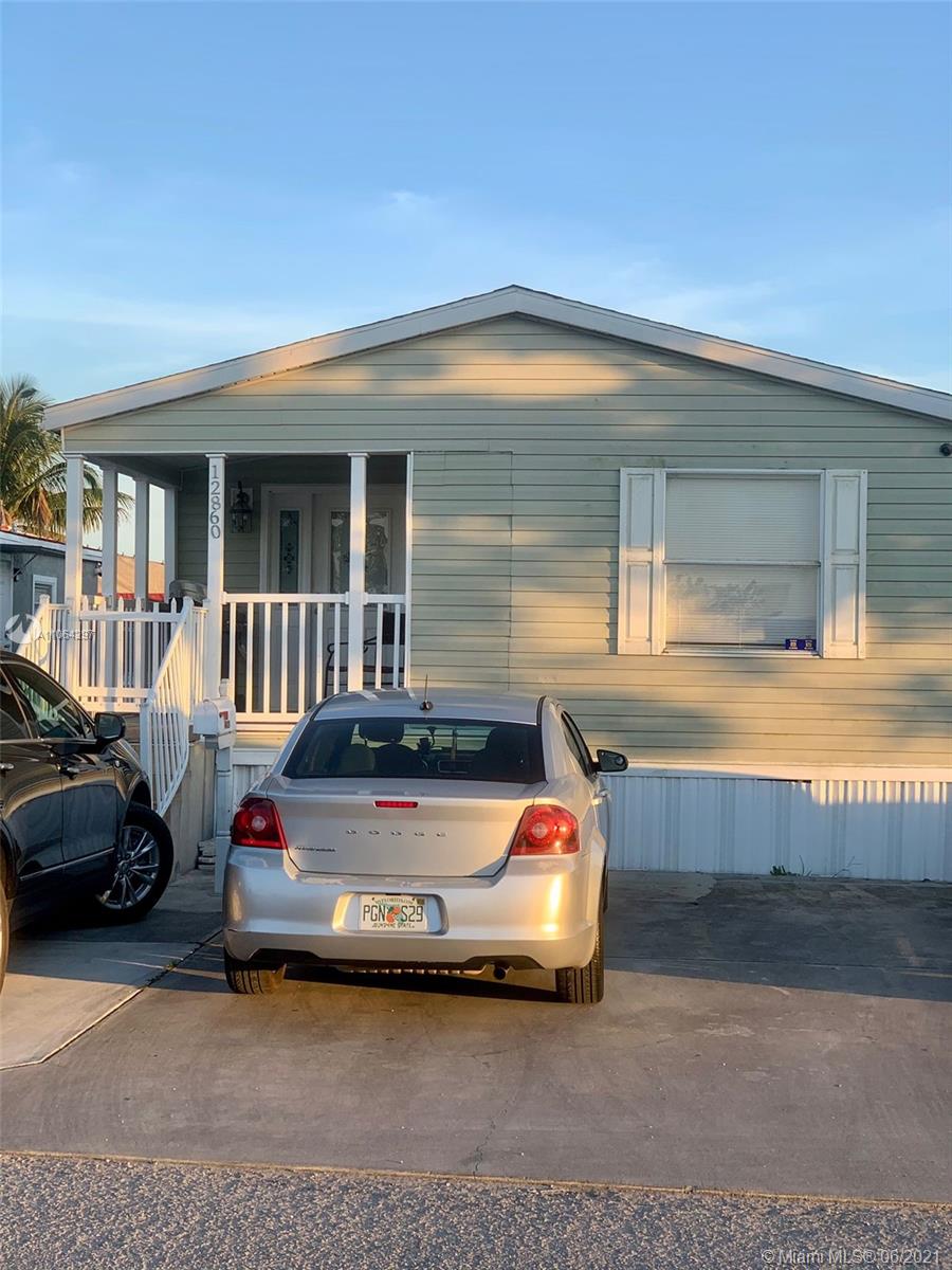 BEAUTIFUL DOUBLE MOBILE HOME FOR INVESTOR. 4 BEDS AND 2 BATHS. SPLIT IN 2 RENTS OF 2 BED/1 BATH + KITCHENETTE FOR $1,500 EACH APT. LAKE VIEW AND ACCESS. ENJOY LAKE, POOL, TENNIS COURTS AND CHILD PLAY AREA