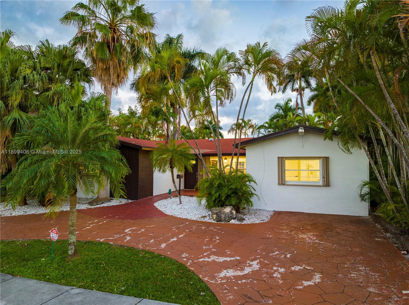 COUNTRY CLUB HOMES - Residential