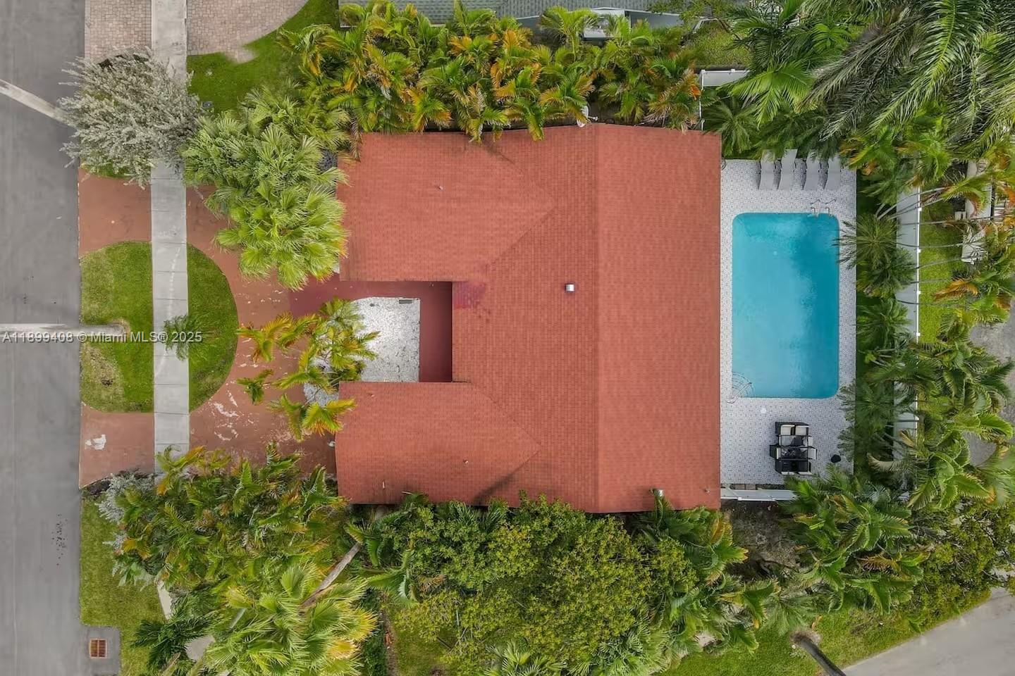 COUNTRY CLUB HOMES - Residential