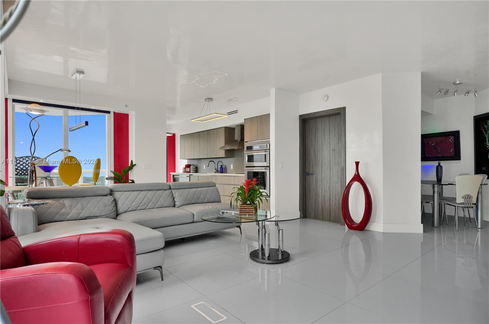 4779 Collins Ave 1805