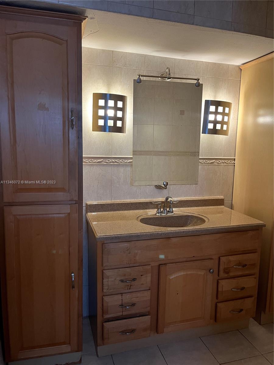 SUNRISE GOLF VILLAGE SEC - Residential Lease