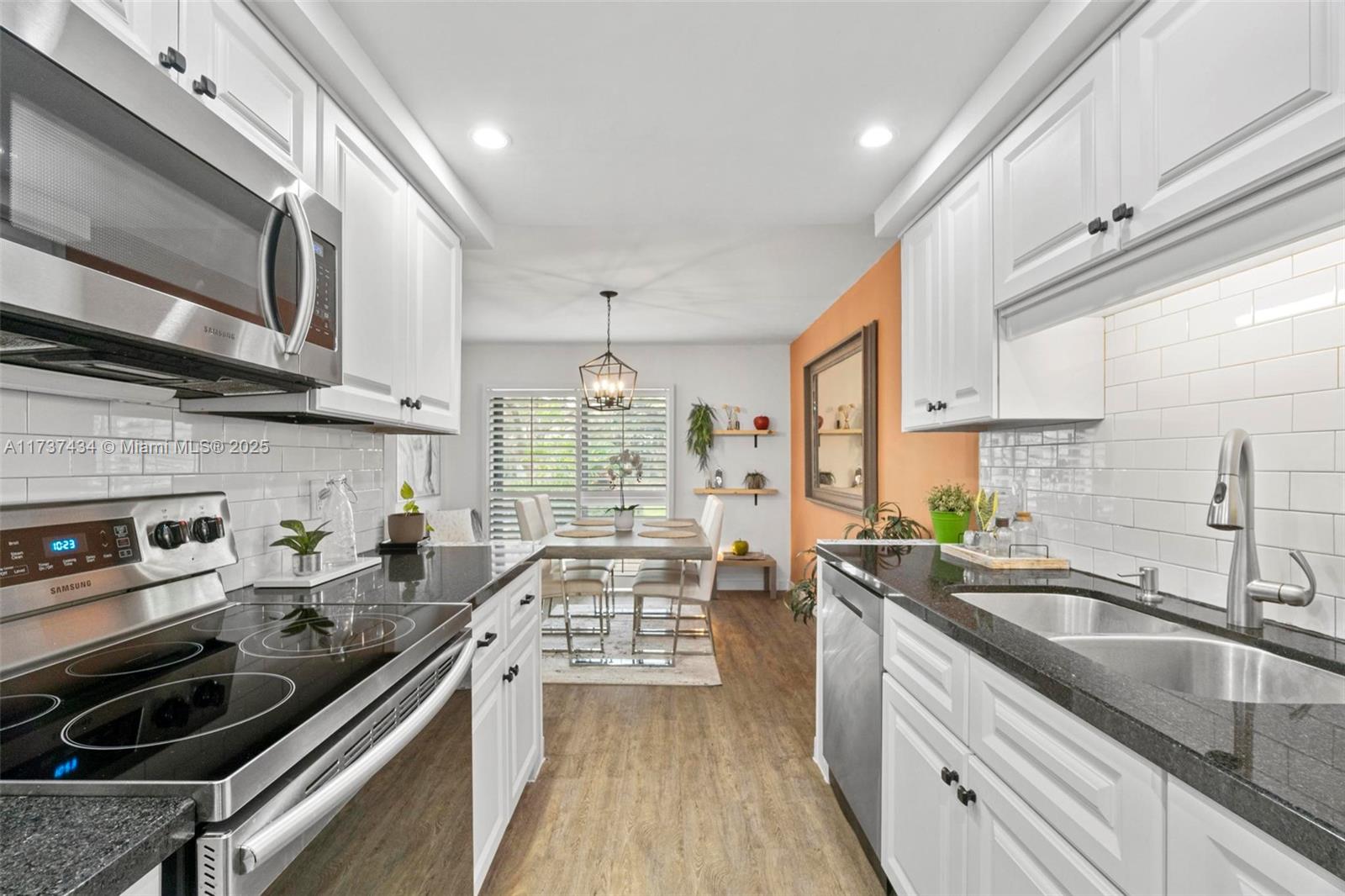 BANYAN COURTS CONDO - Residential