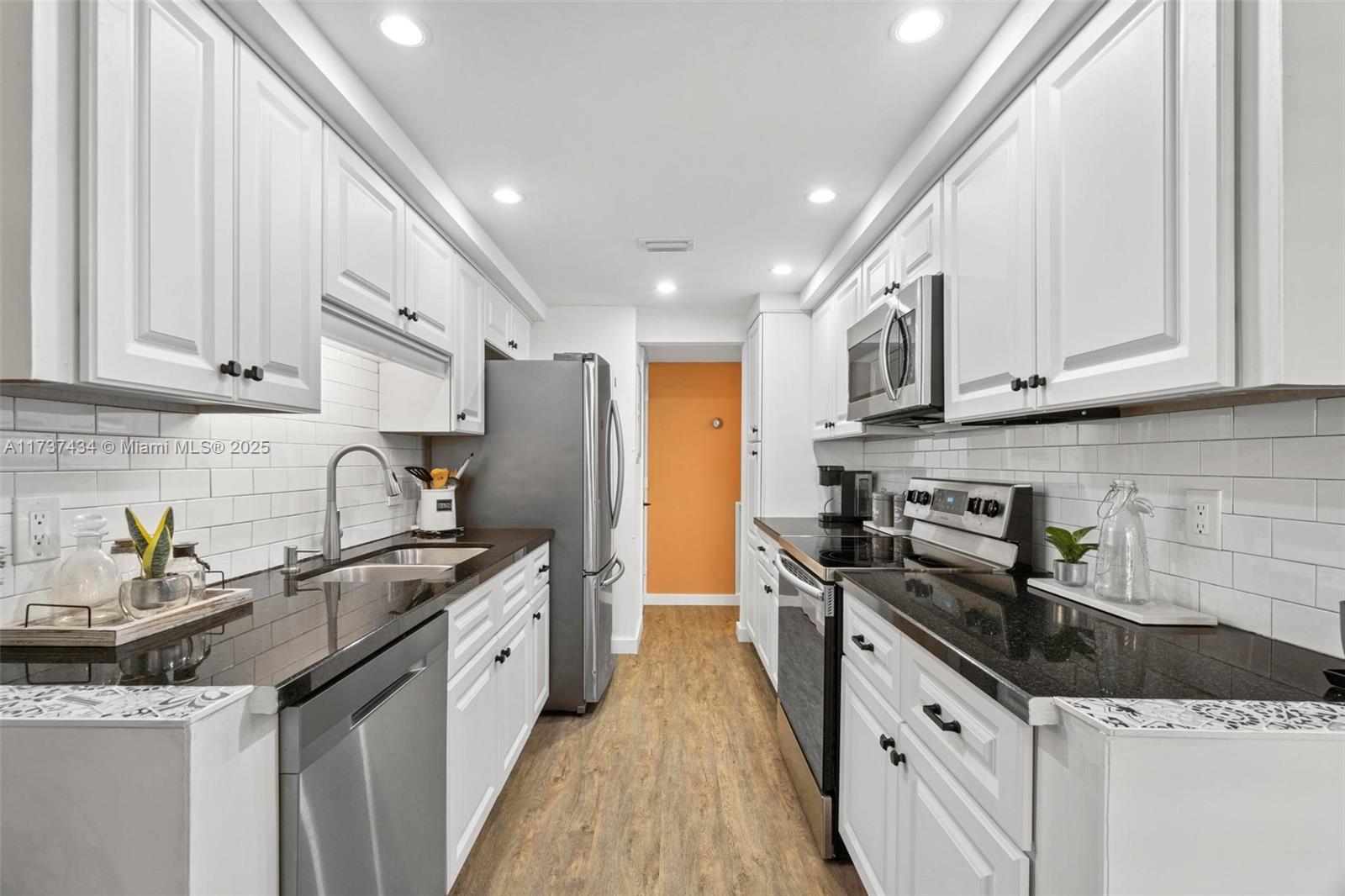 BANYAN COURTS CONDO - Residential