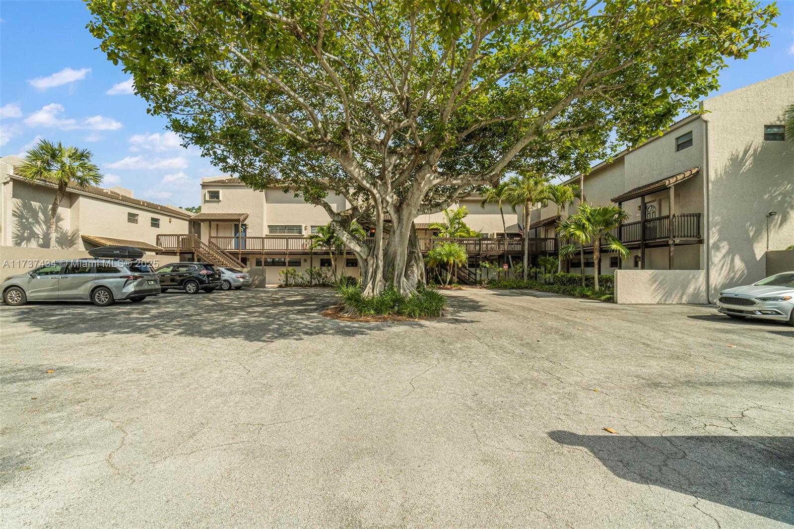 BANYAN COURTS CONDO - Residential