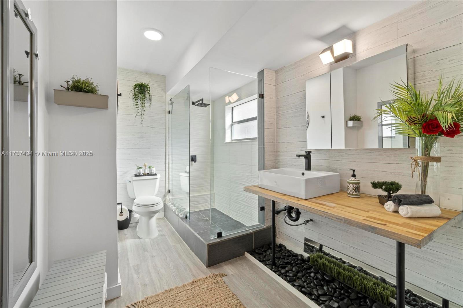 BANYAN COURTS CONDO - Residential