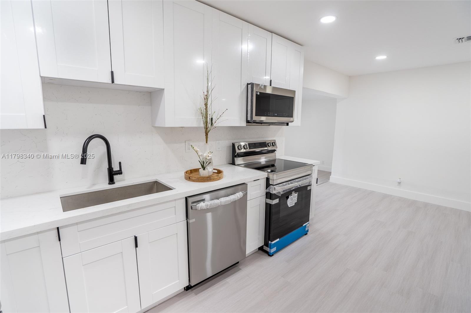 LAUDERDALE LAKES EAST GAT - Residential