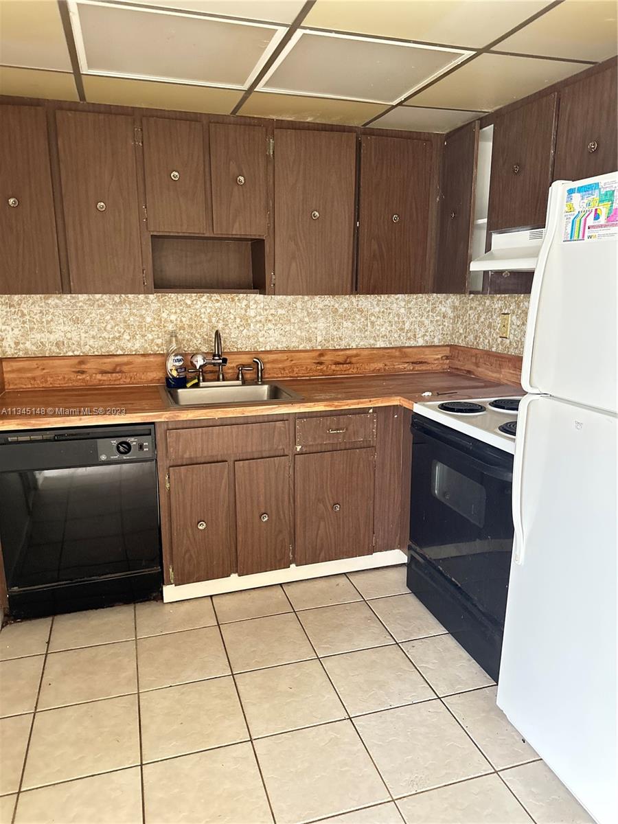 GOLD COAST TWIN VILLAS WE - Residential Lease