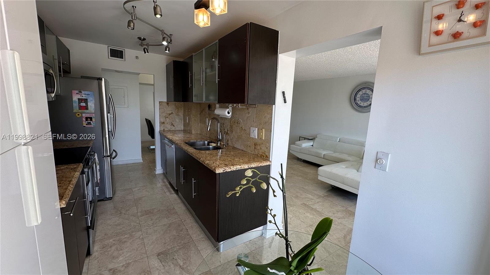 WINSTON TOWERS 600 CONDO - Residential Lease