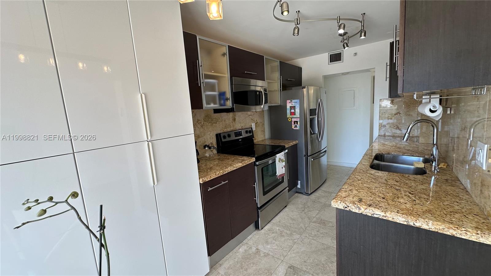 WINSTON TOWERS 600 CONDO - Residential Lease