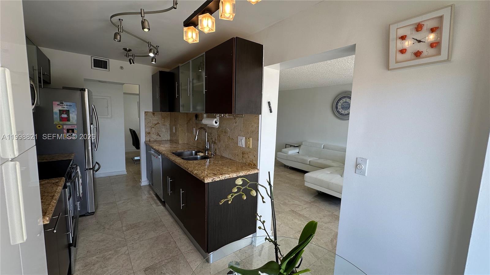 WINSTON TOWERS 600 CONDO - Residential Lease