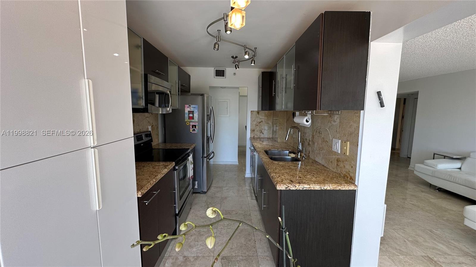 WINSTON TOWERS 600 CONDO - Residential Lease