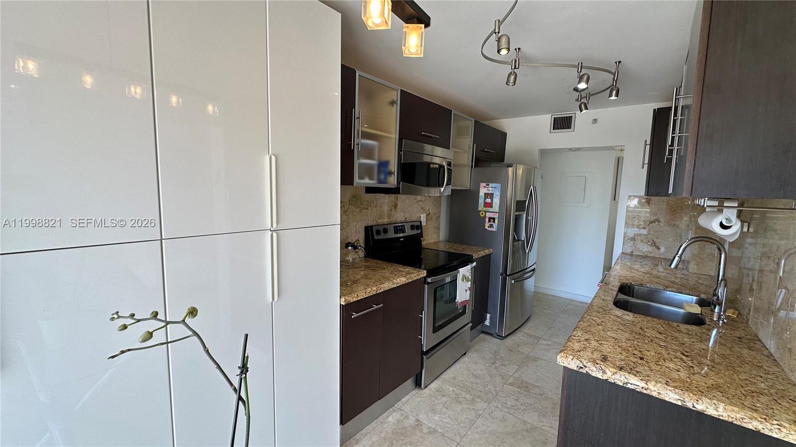 WINSTON TOWERS 600 CONDO - Residential Lease