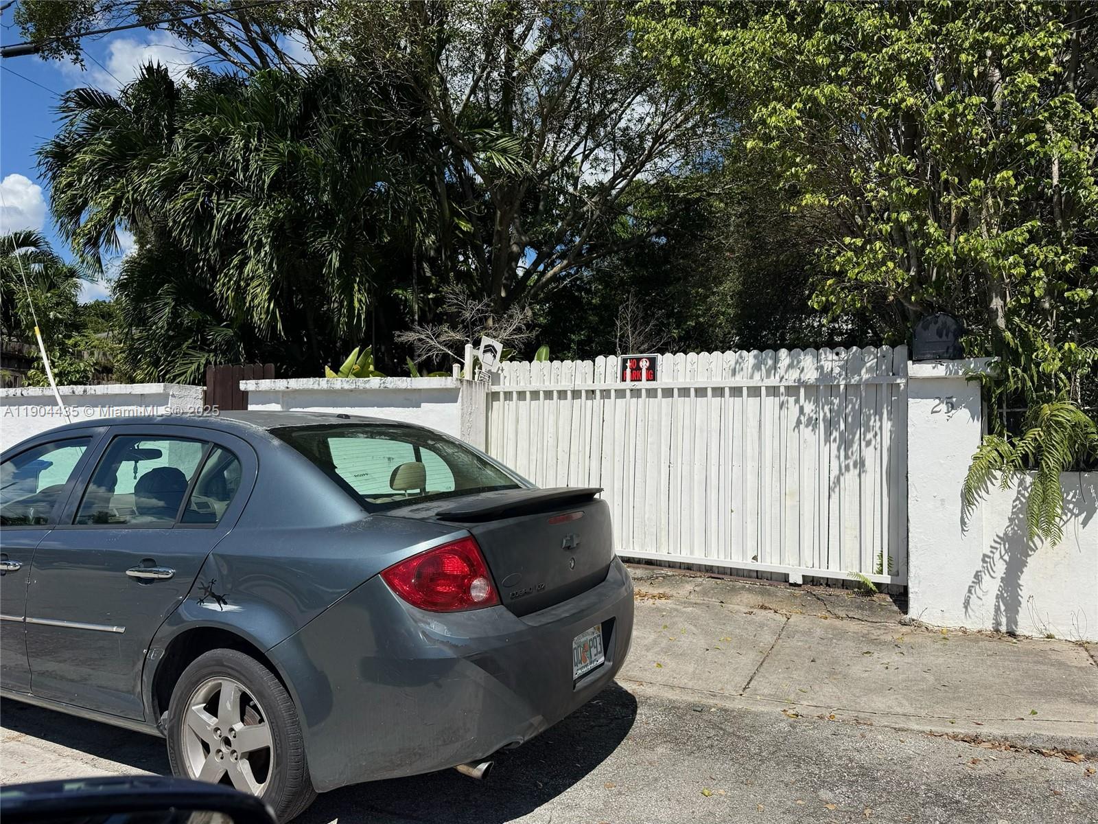 PRE-FORECLOSURE OPPORTUNITY! Best price in the area!! Property being sold "site unseen". No interior access or showings permitted. Buyers to complete their due diligence within the inspection period, including lien search. Sale is AS-IS. CASH ONLY SALE.