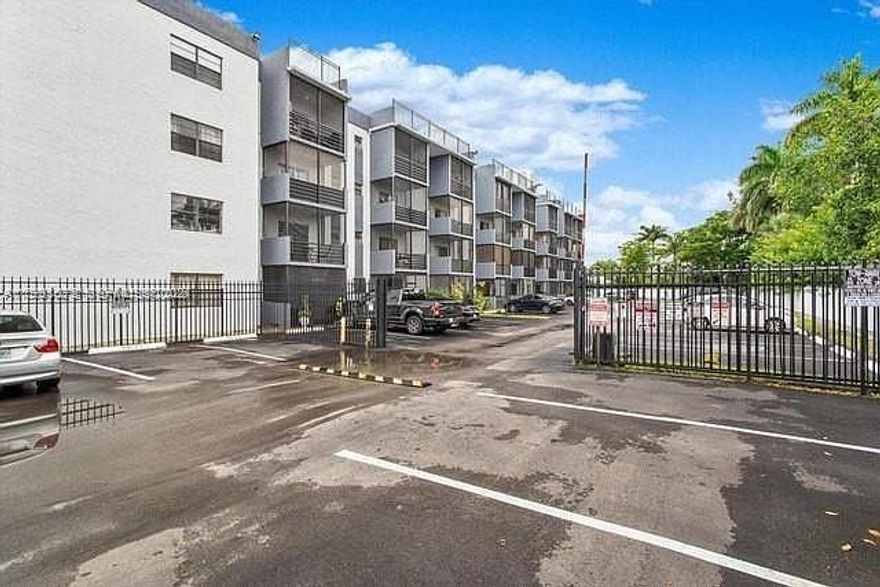 Well-maintained 1BR/1.5BA second-floor unit in North Miami. Features spacious living area, ample natural light, and additional half bath for guest use. Conveniently located near major highways, shopping, and dining.

Available for immediate occupancy.