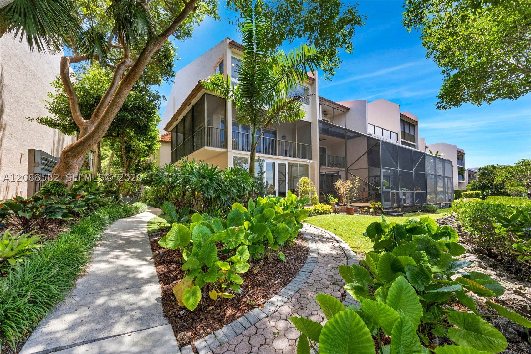 5996 Paradise Point Dr