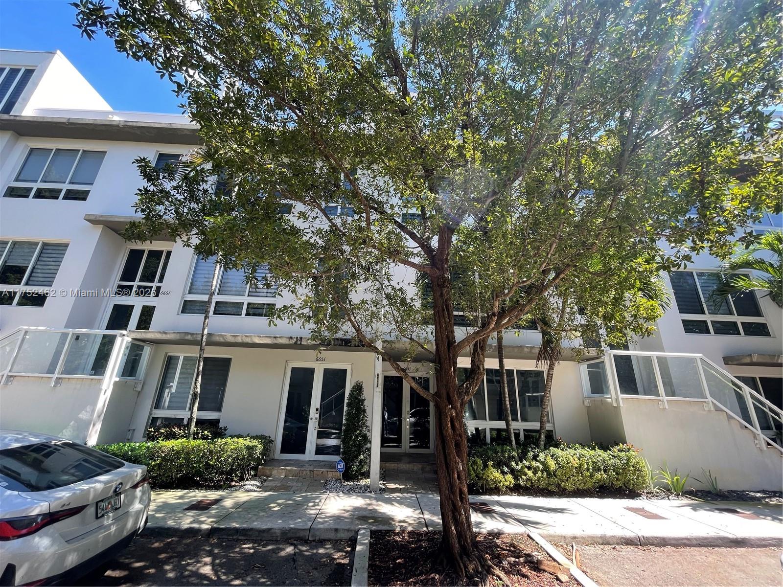 Property for Sale at 6651 Nw 105th Pl 6651, Doral, Miami-Dade County, Florida - Bedrooms: 3 
Bathrooms: 4.5  - $889,000
