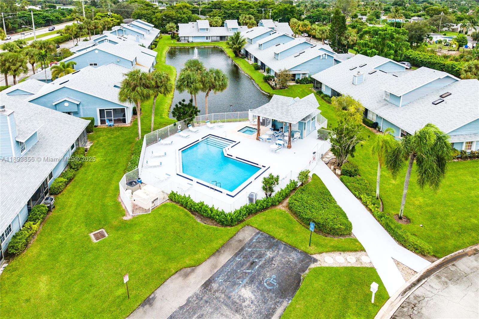 ISLAND CLUB - Residential