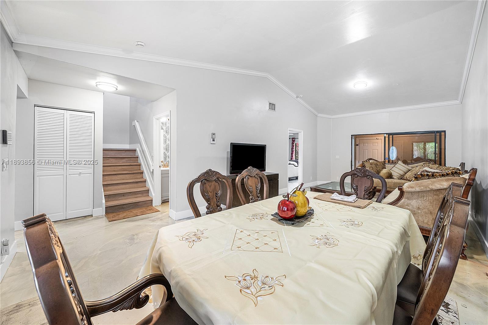 ISLAND CLUB - Residential