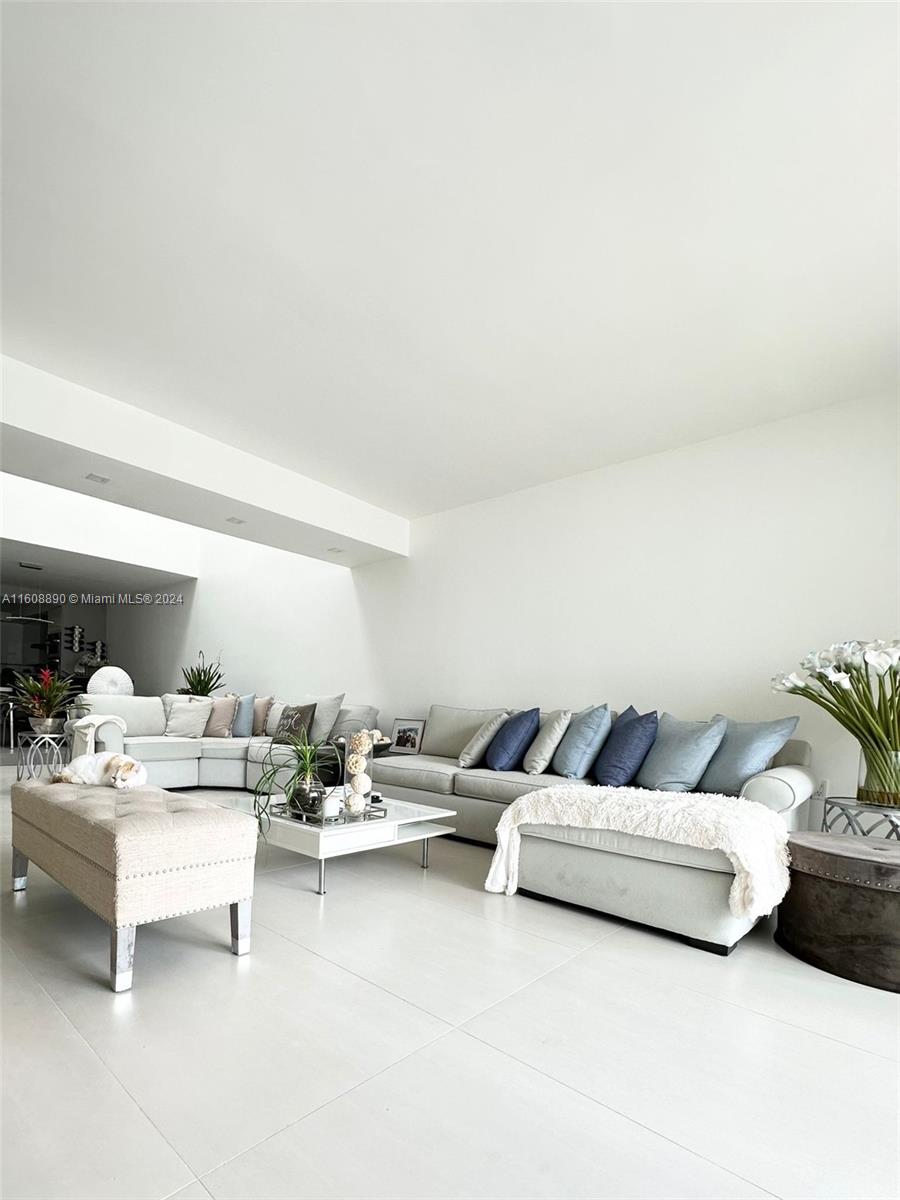 330 Poinciana Dr 1002