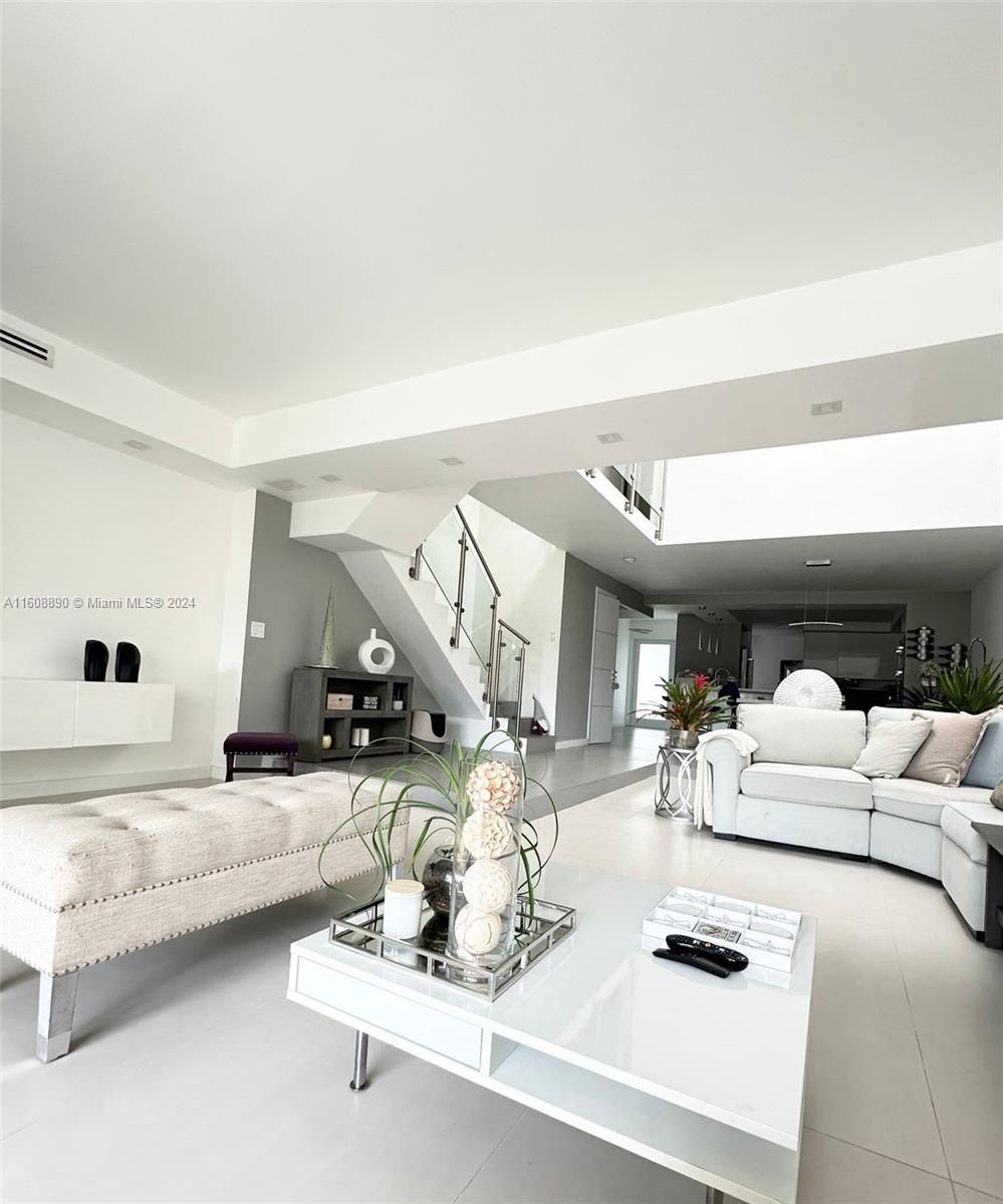 330 Poinciana Dr 1002