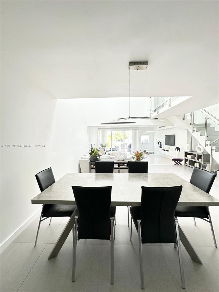 330 Poinciana Dr 1002